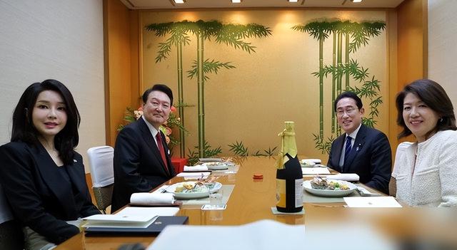 韩第一夫人在日本美够后回家了！2天换6套造型像时装秀，嫩得过分