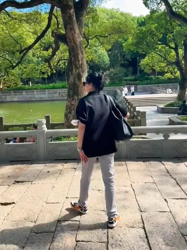 57岁邱淑贞游普陀山被偶遇，身材娇小苗条，打扮低调女神气质依然