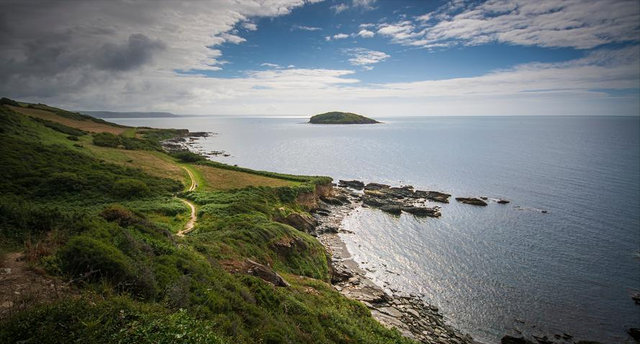 “白人海岛称帝”闹剧背后，撕开百年血泪真相，霸权吸血史太扎心