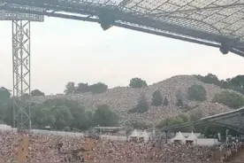 霉霉慕尼黑演唱会人山人海 约4万粉丝坐场外山顶应援！图片