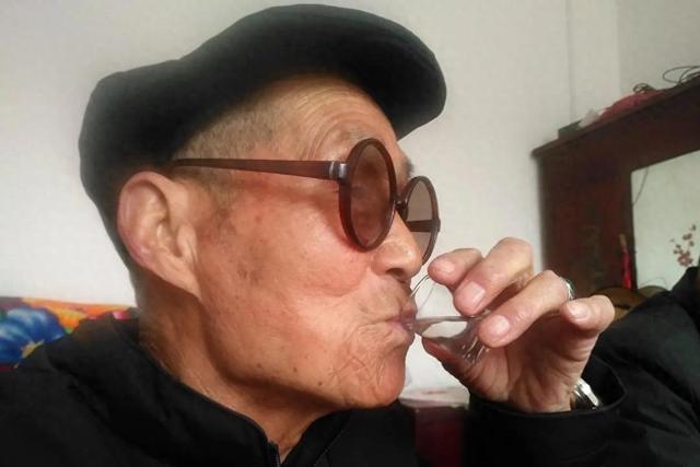 医生发现：男性若长期不喝酒，用不了多长时间，身体或有6个变化