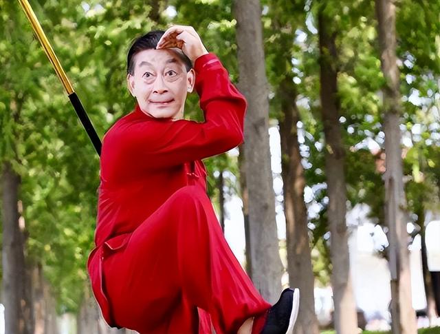 六小龄童愁嫁34岁女儿，看到真容后，男网友惊呼：“这谁敢娶”？