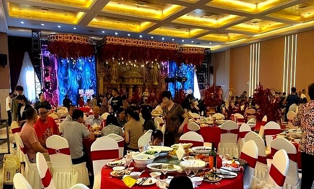 太丢人了，北京一大爷参加酒席，随礼200，竟连喝带拿6瓶五粮液