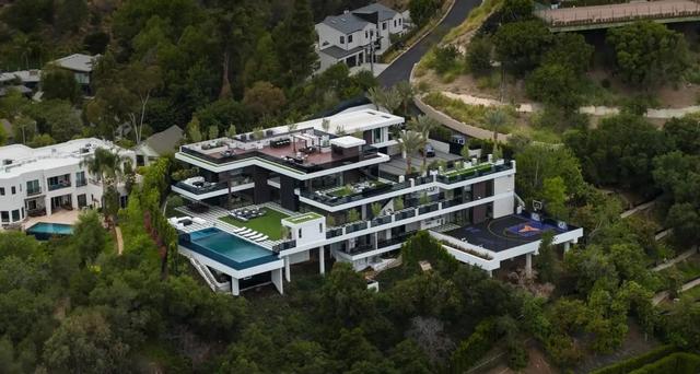 又揪出来一个巨贪，金额高达9.7亿，首富夫人郝斌跨境逃亡失败了