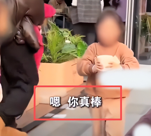 女孩打翻水杯后续：母亲正脸被扒，疑出言反驳网友，丢人丢到国外