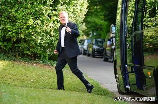 谷爱凌参加乔布斯小女儿Eve jobs的婚礼，一袭蓝色长裙优雅又霸气