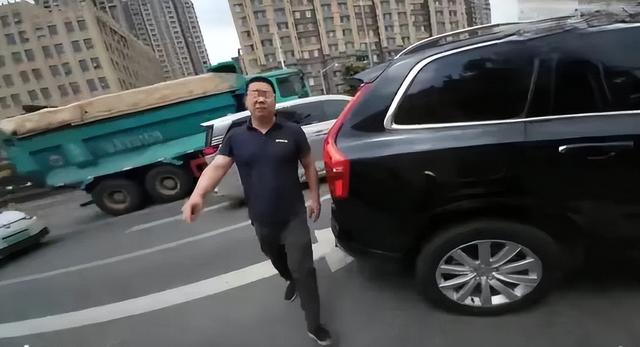 闹大了！别车工装男已被拘，真实身份被扒，警方回应，网友立大功