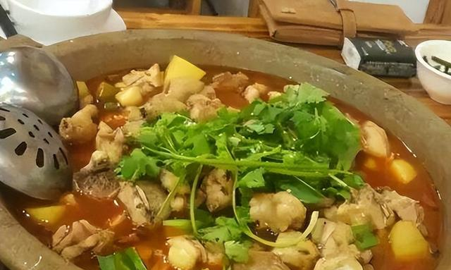 山东游客到青海遇牧民办酒席，随礼300吃席，结果吃完被拦不让走