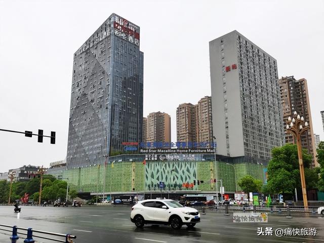 雨中漫步乐山城