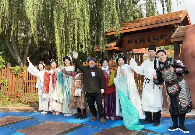 石嘴山2025贺兰山金秋红叶徒步嘉年华圆满落幕