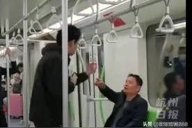 笑疯，上海地铁男子与大爷吵架，一套动作大爷沉默，网友评论笑死图片