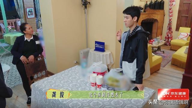 那英敷着面膜走进房间，李沁认不出是她