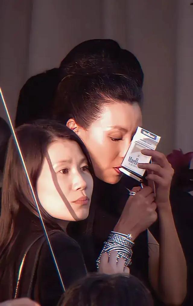 老天呐，女神居然也抽烟。现在才发现，隐藏得太深了吧！