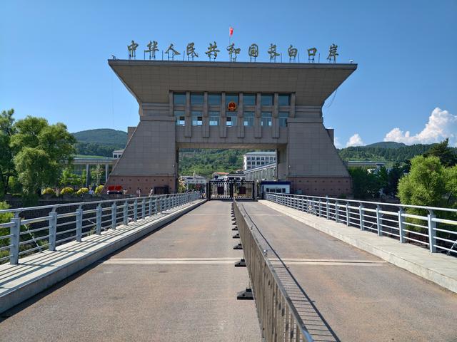 一桥跨两国，一眼望双城：长白口岸漫游记