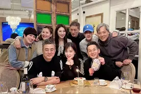 50岁刘恺威回香港过年，现身聚会神采飞扬，简约穿搭却帅气十足图片