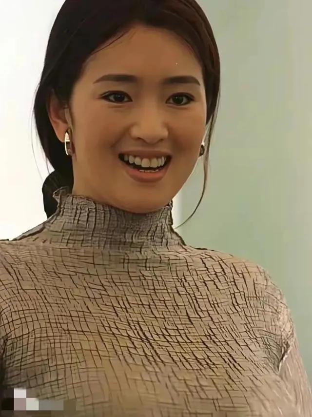天呐！巩俐这身材简直没谁了 这胸围简直叫到肚脐了 但状态十足