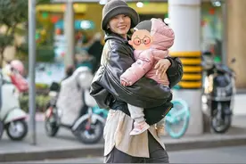 雎晓雯带女儿现身上海街头，女儿被指像爸爸，一家三口都是大长腿图片