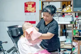 久病床前也有孝子！海口八旬阿婆瘫痪6年，女儿和儿媳把她当成“孩子”悉心照顾图片