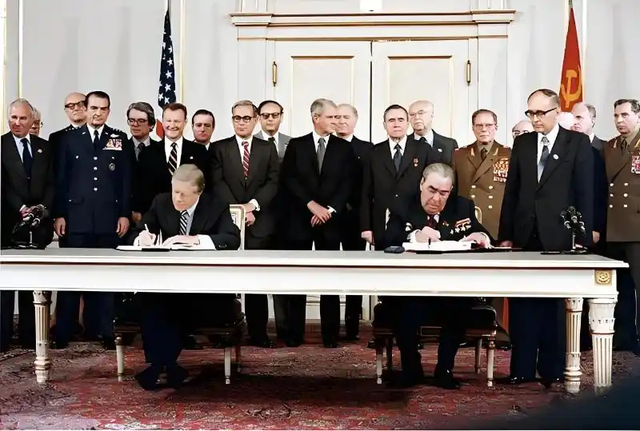 妥协还是对抗？泽连斯基站在悬崖边：接受美国方案，或失去所有