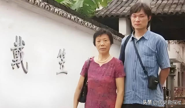 戴笠孙女戴眉曼有多美？长相甜美打扮时髦，与母分别四十年才重逢