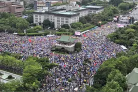 25万台湾民众风雨中"倒赖",9岁孩子随母亲上街头:不要战争,不想让妈妈担心图片