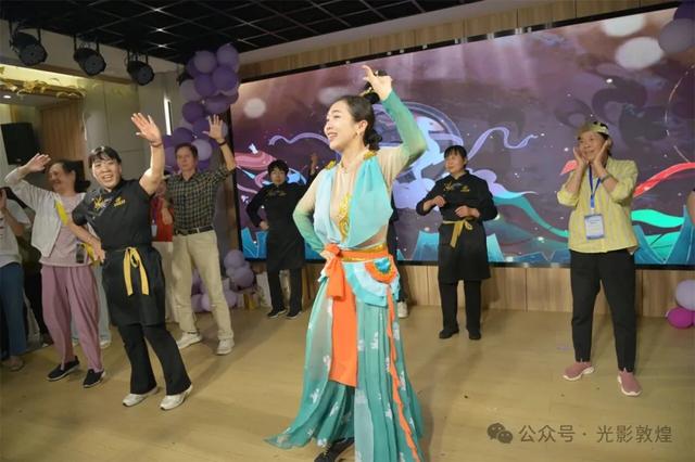 中国八方旅游联合体首趟青甘旅游大型专列抵达敦煌
