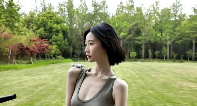 张艺凡的泳衣穿搭尽显性感，公园场景秒变时装周，身材太吸睛