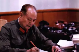 74年伍修权拜访叶剑英，叶帅得知其8年无工作：你给毛主席写封信图片