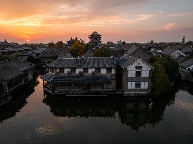 古城的秋天，连晚霞都带着千年的温柔