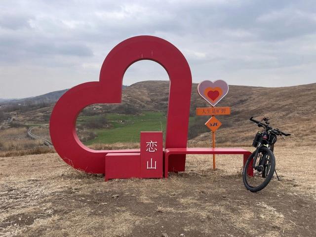 骑游六合平山赏早梅恋山山顶纵车飞