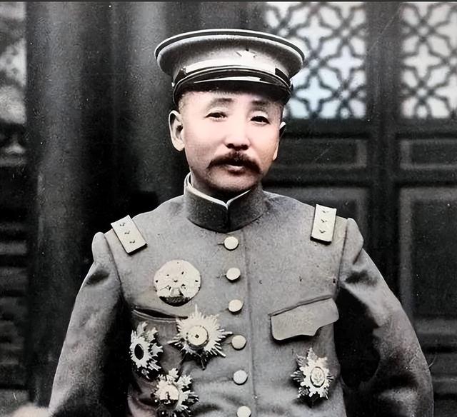 1928年，杨宇霆被枪决前和张学良合影，注意看站姿，早已分道扬镳