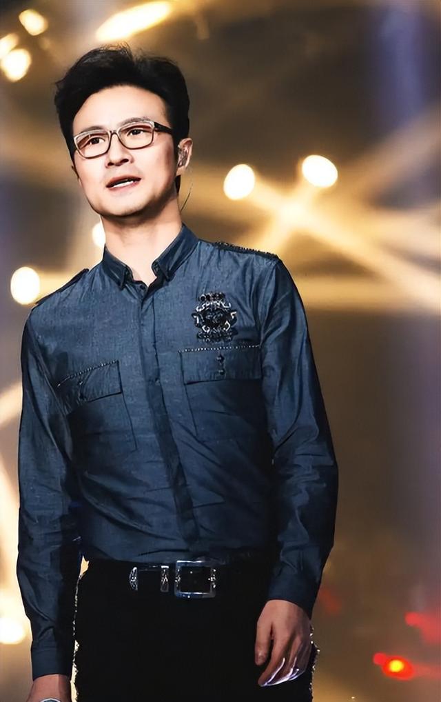 章子怡也没想到，离婚刚两年的54岁汪峰，竟走上了另一条上坡路