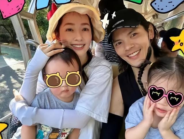 香港街头偶遇郭碧婷向佐，两人恩爱同框，向佐正常穿衣变清爽帅气