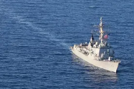 胡塞无人机扑向美军驱逐舰，美军中将在船上观战，差点被“斩首”图片