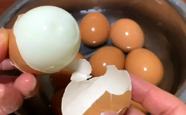 鸡蛋煮几分钟合适？控制好时间，鸡蛋出锅不干硬，鲜嫩好吃