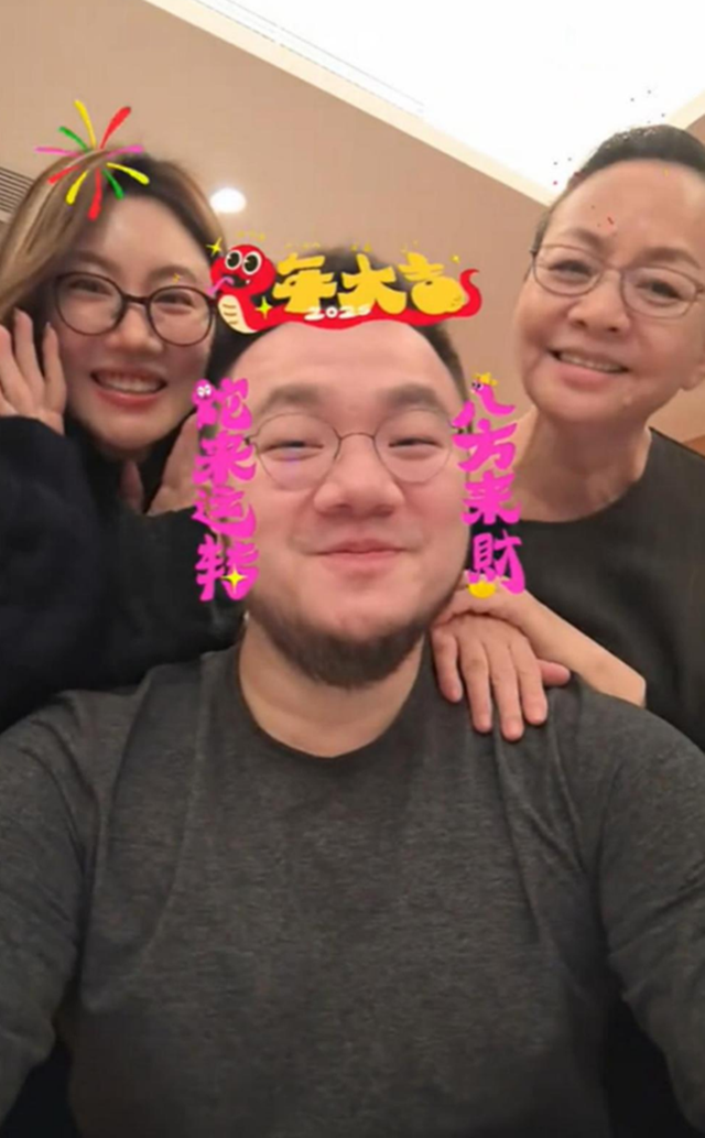 宋丹丹带大孙子逛街，64岁的她背影好年轻，祖孙俩看着像一对母子