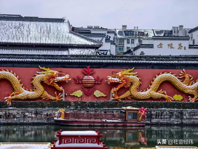 大寒雪落秦淮畔 四秩灯会映金陵 古建银装裹红韵入画来