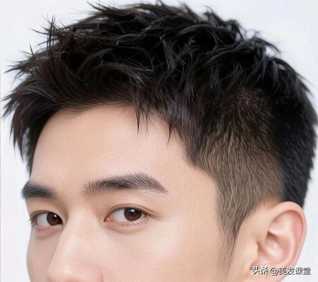 男生选对发型太重要了，剪个短发清爽又精神，出门不费时间打理