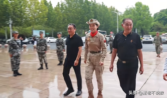 93受阅女兵参加婚礼被骂惨！网友：穿这套衣服去是几个意思？