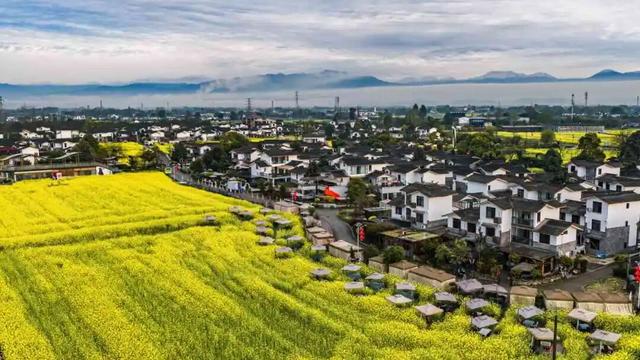 在崇州，邂逅春日版“千里江山图”