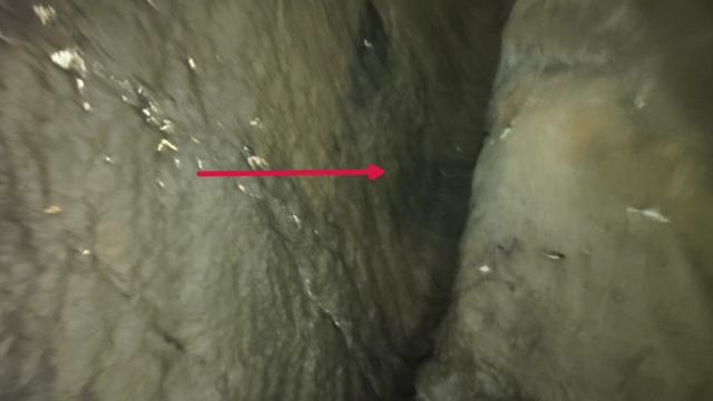 重庆大学城深山发现一排蛮子洞，内部有古人留下的文字和生活痕迹