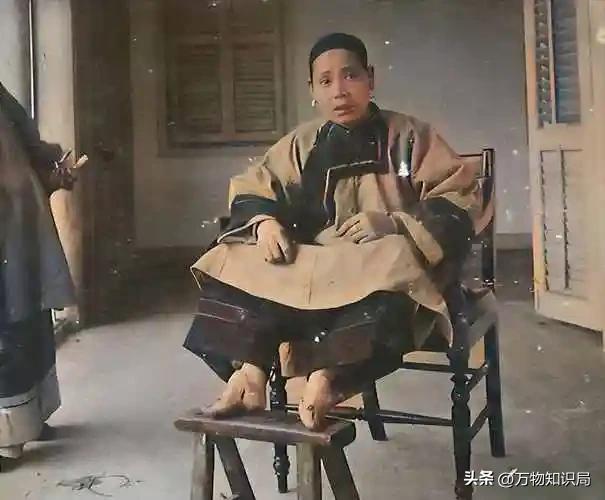 老照片：晚清时期，一名被浸猪笼的女子，躺在地上，民众冷漠围观