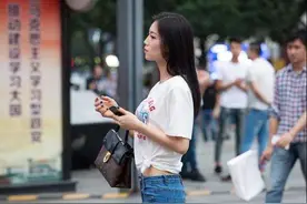城市街头的牛仔裤美女：颜值高气质好，魅力无穷图片