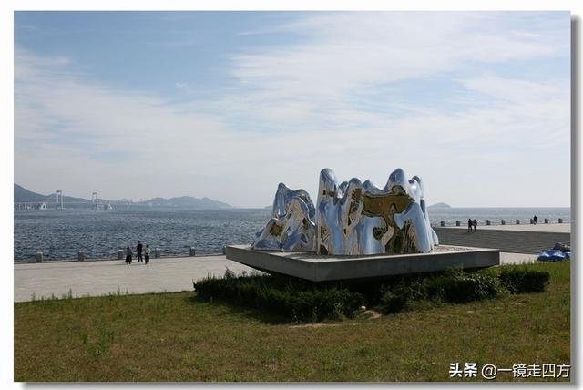 在大连陵水湾打造出的“海纳百川”国际雕塑景观带