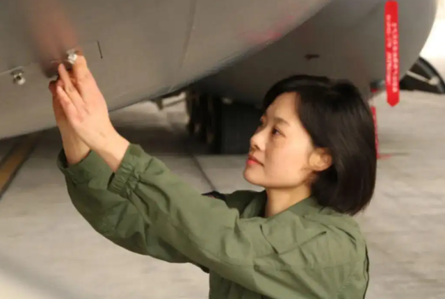 阅兵女机长身份曝光！私生活被扒牺牲太大，老公不简单，央视点名