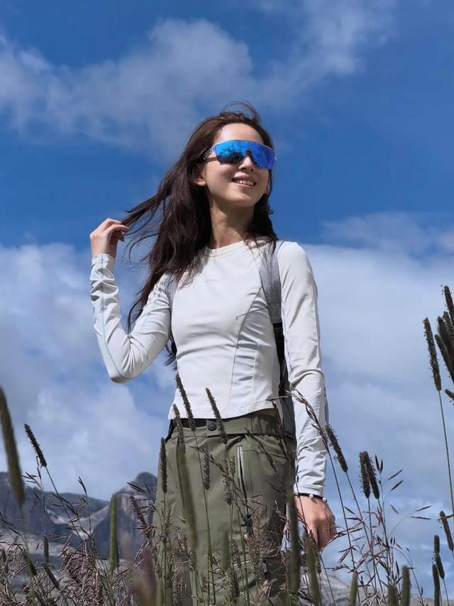 章泽天去意大利徒步登山,她扎高马尾很年轻,坐山顶看风景很惬意