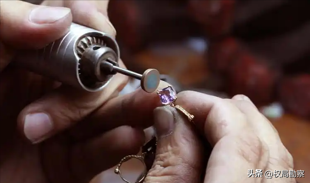 卖不动了？知名品牌巨头宣布降价，库存堆成山，囤货者亏惨了