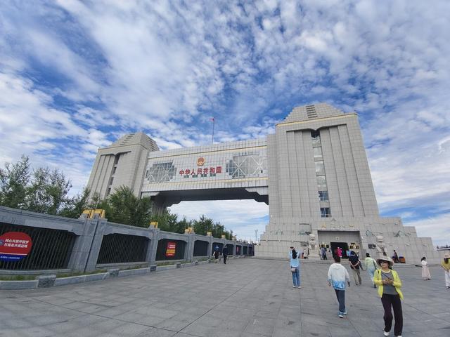 到了满洲里我们做了四件事，其中一件至今难以释怀