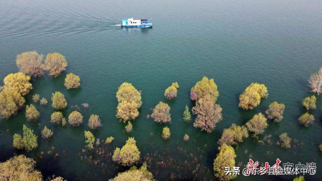 环炳灵湖风情线观光之旅：环湖寻迹，遇见千年丹霞与碧波