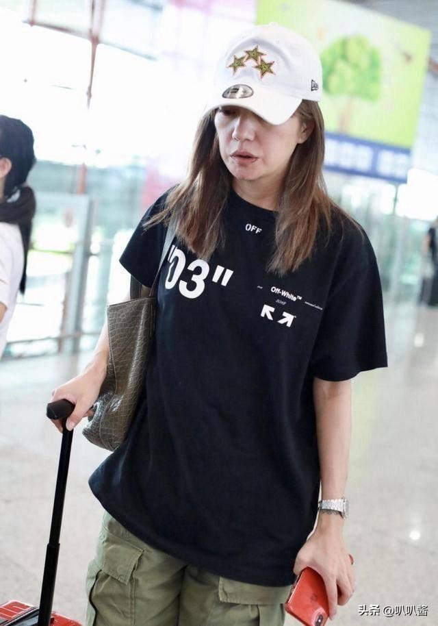 面相又变了！49岁赵薇广东吃饭，又老又瘦没架子，却再无回头路走